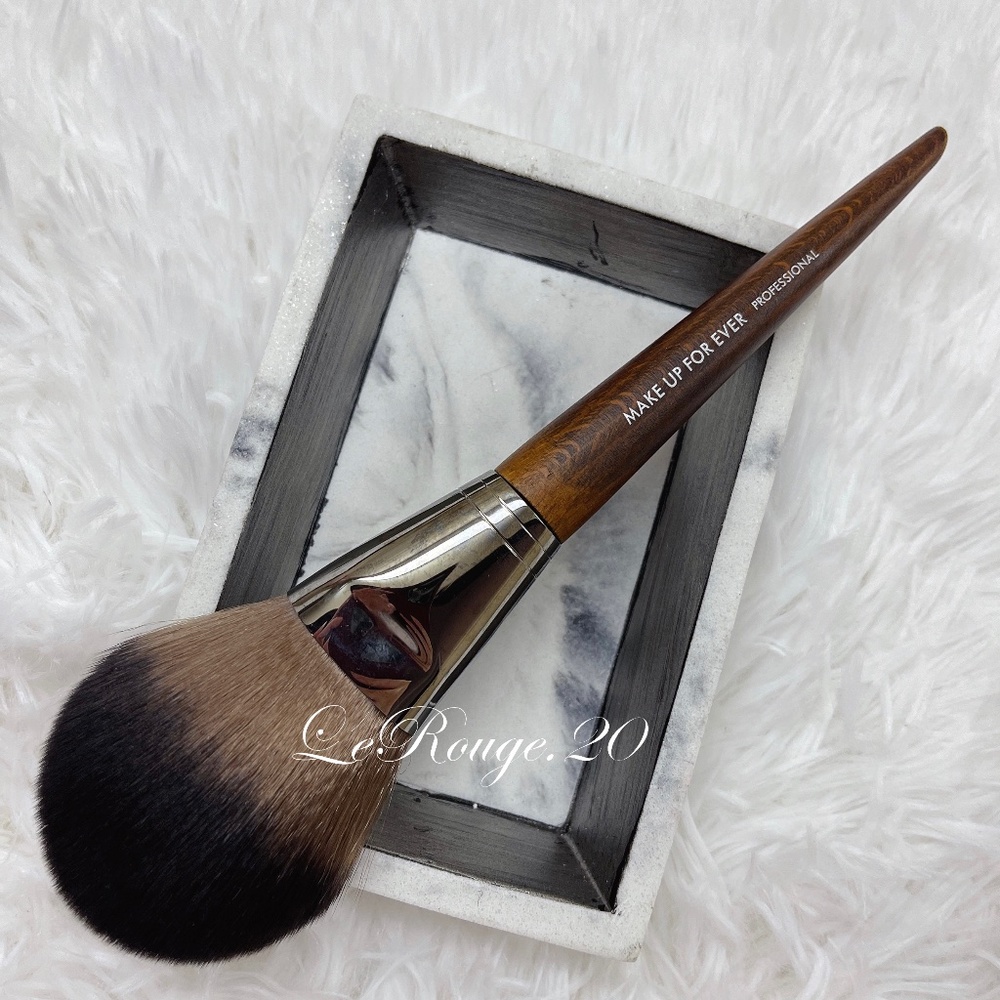 Make up for ever 128 large powder brush